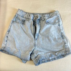 Woman’s high wasted “Garage 80s Mom’s Denim” shorts in size 7, 28 waist